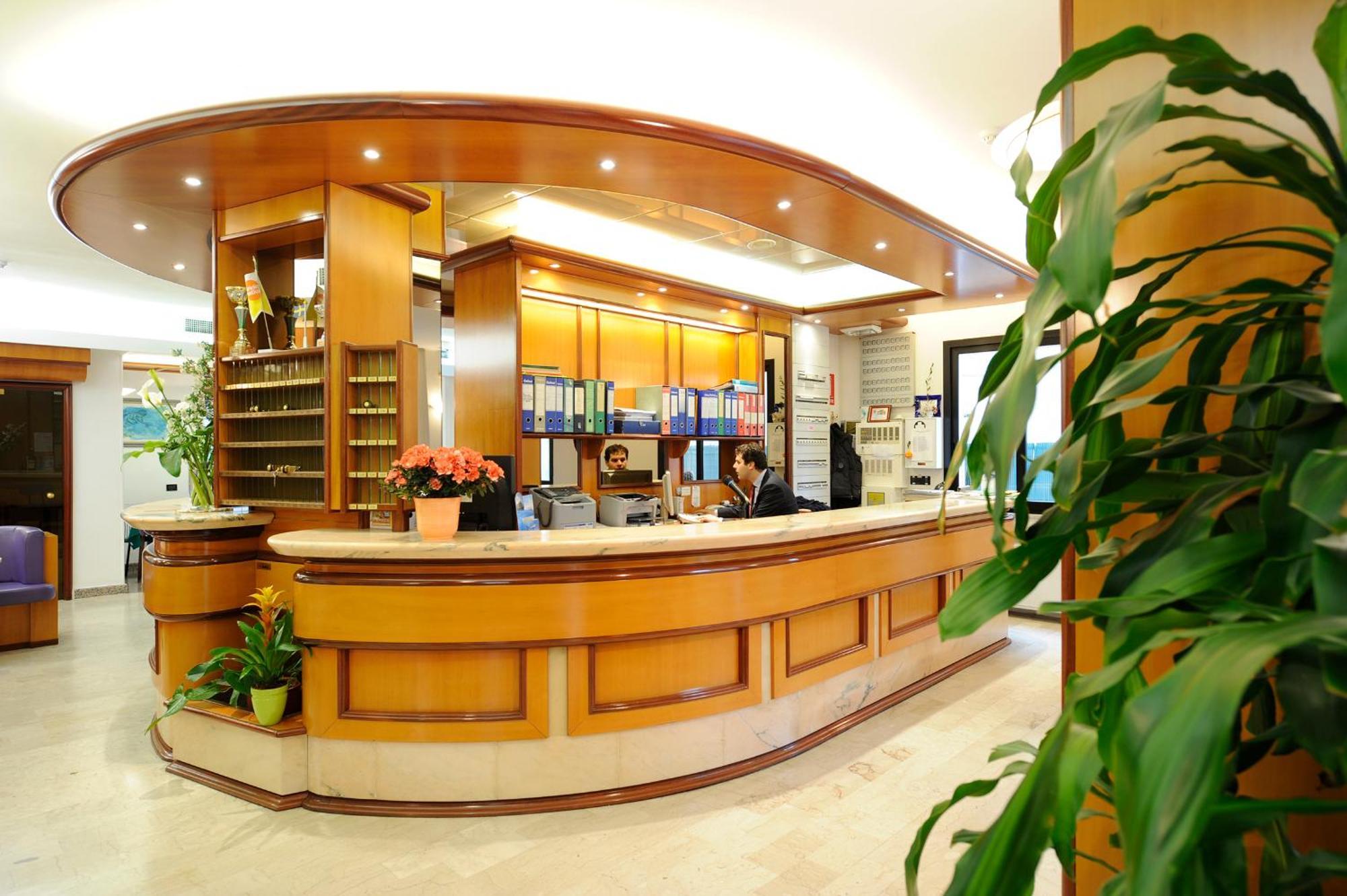 Hotel Adler Алассио Экстерьер фото