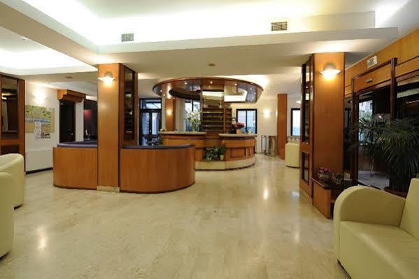 Hotel Adler Алассио Экстерьер фото