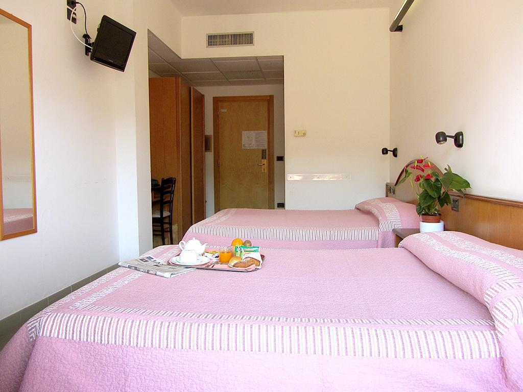 Hotel Adler Алассио Номер фото